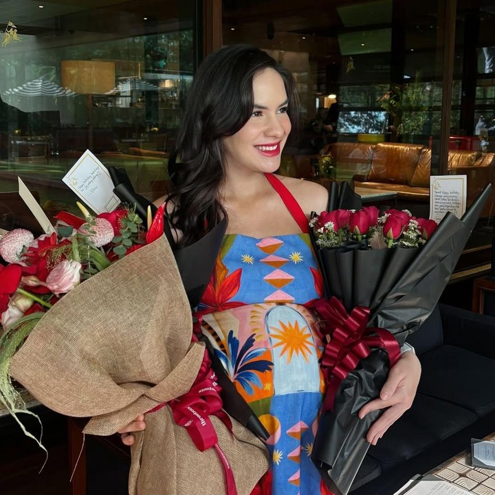 <p>Steffi tampil cantik di perayaan ulang tahun sebelum melahirkan anak pertamanya. Perempuan bernama lengkap Stefhanie Zamora Husen ini terlihat mengenakan gaun berwarna-warni cerah yang menonjolkan <em>baby bump</em> kehamilannya. (Foto: Instagram @steffizamoraaa)</p>