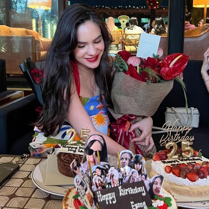 <p>Perayaan ulang tahun Steffi ini dilangsungkan di sebuah restoran. Dalam perayaan ulang tahun ini, beberapa teman dekat Steffi memberi kejutan dan hadiah, seperti <em>bucket</em> bunga dan kue ulang tahun. (Foto: Instagram @steffizamoraaa)</p>