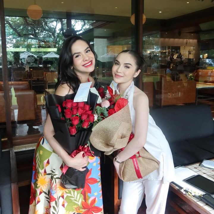 <p>Salah satu artis yang datang ke perayaan ultah ini adalah Elina Joerg. Melalui unggahan di Instagram, Elina menuliskan ucapan selamat untuk sahabatnya yang sebentar lagi menjadi Bunda ini. "HAPPY BIRTHDAY AAYYY. <em>Wish</em> nya udh banyak banget aayy udh aku sampein yaaa. Pokoknya bahagia bgt diumur kamu yang skrg, udh lebih beda ya aayy,skrg udh mau punya baby aku udh mau jadi ontyyy. Bahagiaa bangettt loh aayyy aku nih.<em> And you know how much I LOVE YOU</em>," tulisnya. (Foto: Instagram @steffizamoraaa)</p>