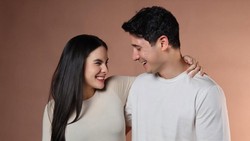 Terpaut 16 Tahun, Nino Fernandez Ungkap Sisi Positif Nikahi Steffi Zamora