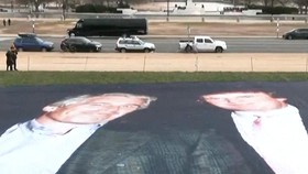 Aktivis Bentangkan Foto Raksasa Trump-Epstein di Depan Gedung Capitol