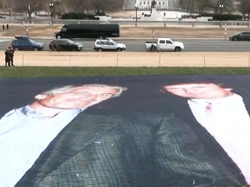 Aktivis Bentangkan Foto Raksasa Trump-Epstein di Depan Gedung Capitol