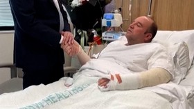 Momen PM Australia Albanese Jenguk Ahmed Pahlawan Penembakan Sydney