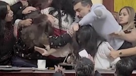Chaos, Detik-detik Anggota Kongres di Meksiko Saling Jambak saat Rapat