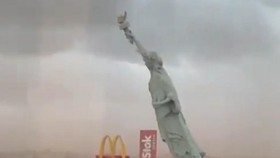 Detik-detik Patung Liberty Roboh saat Badai Dahsyat