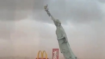 Detik-detik Patung Liberty Roboh saat Badai Dahsyat
