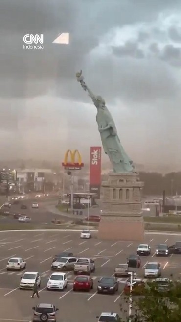 Detik-detik Patung Liberty Roboh saat Badai Dahsyat