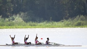Tim dayung putra Indonesia (dari kiri) Ali Mardiansyah, Ihram, Rafiq Wijdan Yasir, Ardi Isadi memacu kecepatannya  pada final nomor Quadruple Sculls  dayung  SEA Games 2025 di Royal Thai Navy Rowing and Canoeing Training Center, Ban Chang, Rayong, Ch