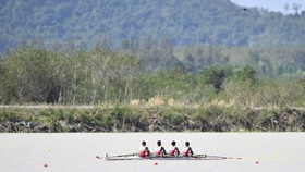 Tim dayung putra Indonesia (dari kiri) Ali Mardiansyah, Ihram, Rafiq Wijdan Yasir, Ardi Isadi memacu kecepatannya  pada final nomor Quadruple Sculls  dayung  SEA Games 2025 di Royal Thai Navy Rowing and Canoeing Training Center, Ban Chang, Rayong, Ch