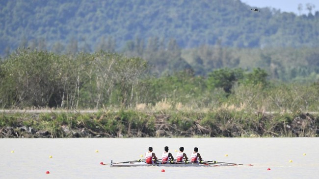 Tim dayung putra Indonesia (dari kiri) Ali Mardiansyah, Ihram, Rafiq Wijdan Yasir, Ardi Isadi memacu kecepatannya  pada final nomor Quadruple Sculls  dayung  SEA Games 2025 di Royal Thai Navy Rowing and Canoeing Training Center, Ban Chang, Rayong, Ch