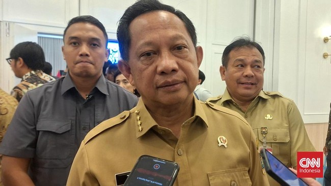 Mendagri Tito mengatakan ada dua orang kenalannya yang merupakan pengusaha ingin menyumbangkan 125 ribu baju reject ekspor ke korban bencana di Sumatra.