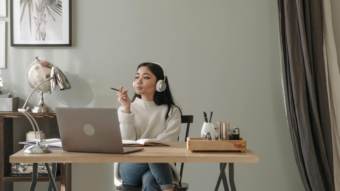 Melamun membentuk mental tangguh. Ada jenis lamunan yang positif dan kontruktif.