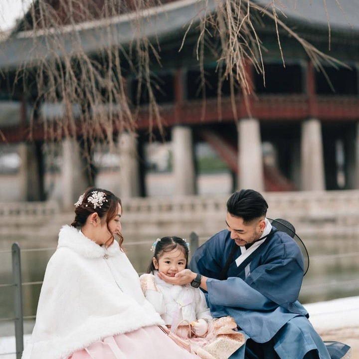<p>Xarena juga turut mengenakan&nbsp;hanbok lucu dan imut berwarna senada dengan sang Bunda. Pada potret berikut, kehangatan dalam keluarga ini sangat memancar. Bagaimana Ayah dan Bunda-nya Xarena menaruh perhatian padanya. (Foto: Instagram @krisjianabah)</p>