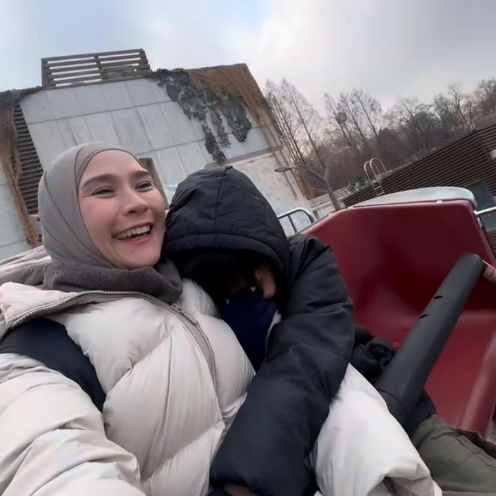 <p>Meski demikian, ia mengungkap bahwa sahabatnya membantu meyakinkan dirinya agar tidak terus berlarut dalam rasa bersalah tersebut. &ldquo;Tapi pas aku sampaikan ke sahabtku, &lsquo;Suami kamuuu anak anak kamuuu punya hak atas kamu juga. Mau seberat apapun kondisi tetangga, hak anak ke ibu gak bisa diganti&rsquo;, makasih <em>reminder</em><em>@shireensungkar</em> sayaang,&rdquo; tuturnya.&nbsp;(Foto: Instagram @zaskiadyamecca)</p>