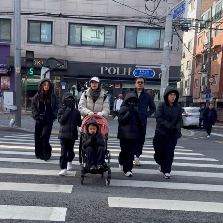 <p>Pada akhirnya, Zaskia pun menjadikan liburan keluarga tersebut sebagai kesempatan untuk menceritakan pengalaman saat memberikan bantuan kepada para korban bencana. &ldquo;Yaaa aku jadiin ini moment buat cerita ke anak-anak, semua perjalananku kemarin,&rdquo; ungkapnya.&nbsp;(Foto: Instagram @zaskiadyamecca)</p>