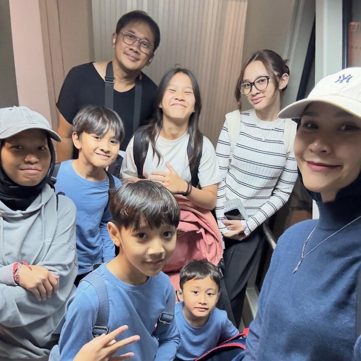 <p>Akhir tahun menjadi momen yang paling dinantikan banyak orang karena dianggap sebagai waktu yang tepat untuk liburan bersama keluarga. Hal serupa juga dilakukan oleh keluarga Zaskia Adya Mecca dan Hanung Bramantyo. (Foto: Instagram @zaskiadyamecca)</p>