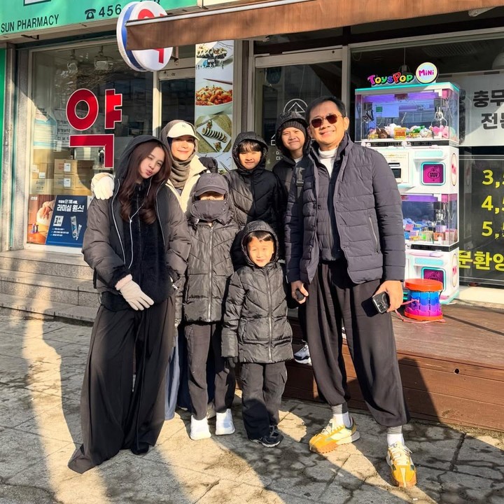 <p>Perasaan itu muncul karena pada saat bersamaan Sumatera tengah dilanda musibah banjir yang menimbulkan kerusakan lingkungan serta merenggut banyak korban jiwa &ldquo;Punya jadwal trip ini udah 3 bulan sebelumnya. Tapi pas mau berangkat kok aku merasa bersalah pergi di saat Sumatera tidak baik-baik saja. Rasanya banyak yang bisa kulakukan di sana saat ini,&rdquo; ujar Zaskia, dikutip dari laman Instagram <em>@zaskiadyamecca,</em> Selasa (16/12/2025).&nbsp;(Foto: Instagram @zaskiadyamecca)</p>