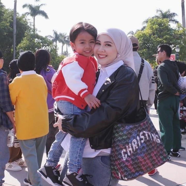 <p>Putra sulungnya, Qwenzy Kalandra Putra Permana atau yang akrab disapa Zyzy lahir pada 12 Desember 2021. Belum lama ini, Zyzy merayakan ulang tahunnya yang keempat, Bunda. Untuk menyambut hari spesial putra pertamanya, Bunda tiga anak ini memberikan kejutan berupa kue ulang tahun sederhana. (Foto: Instagram @kesharatuliu05)</p>