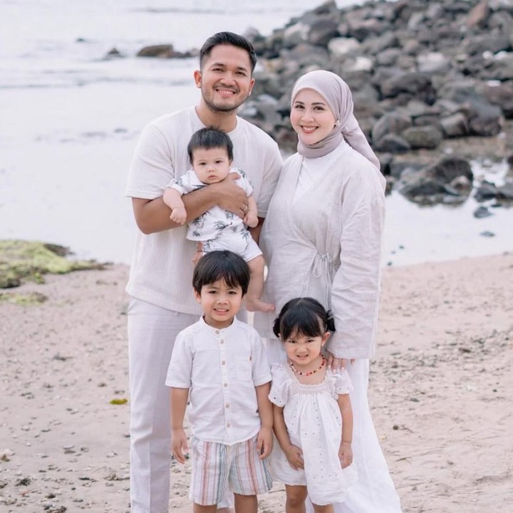 <p>Setelah resmi menikah dengan Adhi Permana pada tahun 2021, Kesha Ratuliu kini sudah dikaruniai tiga orang anak, Bunda. Ketiganya diberi nama Qwenzy Kalandra Putra Permana, Aisha Kaluna Letecia, dan Danish Danendra Putra Permana. (Foto: Instagram @kesharatuliu05)</p>