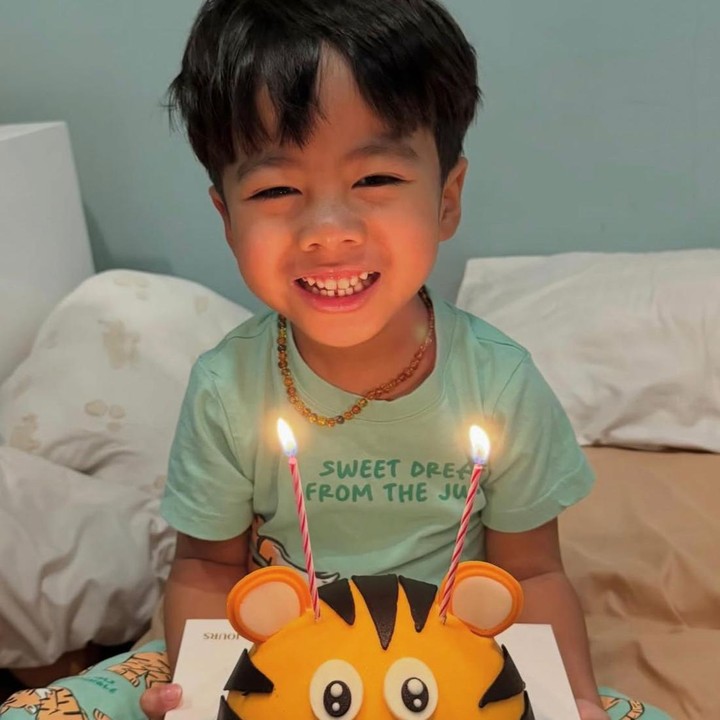 <p>Momen bahagia ini dibagikan langsung melalui unggahan Kesha di Instagramnya, Bunda. "Satu tahun lagi berlalu bersamamu, dan hati kami semakin besar. Semoga duniamu tetap dipenuhi rasa ingin tahu, warna-warni, dan kebahagiaan kecil yang tenang. Selamat ulang tahun, Zyzy!" tulis Kesha Ratuliu melalui Instagramnya. (Foto: Instagram @kesharatuliu05)</p>