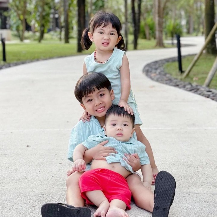 <p>Tidak hanya membawa kebahagiaan untuk kedua orang tuanya, Zyzy juga menjadi sumber keceriaan bagi kedua adiknya, Aisha dan Danish. Kedekatan mereka terlihat manis dan sering diunggah melalui Instagram sang Bunda. (Foto: Instagram @kesharatuliu05)</p>