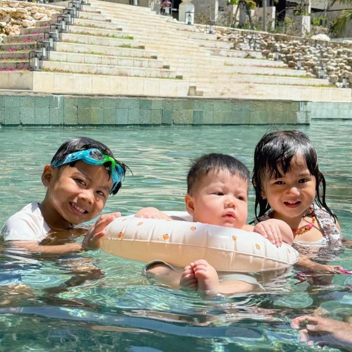 <p>Melihat dari beberapa unggahan di Instagram Kesha,&nbsp;Zyzy tampaknya kini sudah menjadi abang yang sangat perhatian&nbsp;untuk&nbsp;kedua adiknya, dan kerap menghabiskan waktunya bersama.&nbsp;Salah satunya terlihat saat Zyzy berenang bersama Aisha dan Danish. Dengan begitu perhatian, putra pertama Kesha Ratuliu ini tampak memegang pelampung renang sang adik, Bunda. (Foto: Instagram @kesharatuliu05)</p>