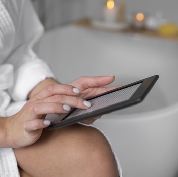 Jangan Membawa HP ke Kamar Mandi, Ini Alasan dan Dampaknya Bagi Kesehatan