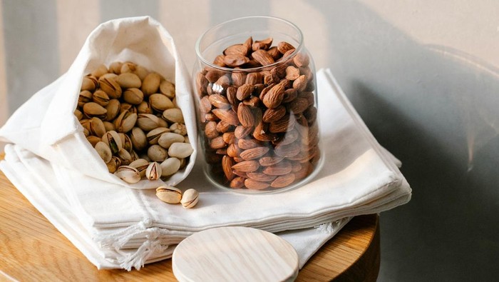 Almond vs. Pistachio: Mana yang Lebih Baik untuk Jantung dan Gula Darah?