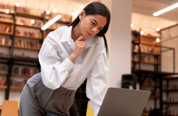 Capricorn dikenal sebagai zodiak paling ambisius dan pantang menyerah. Tekad kuat mereka membuatnya sulit goyah dalam mengejar tujuan./ Foto: freepik.com