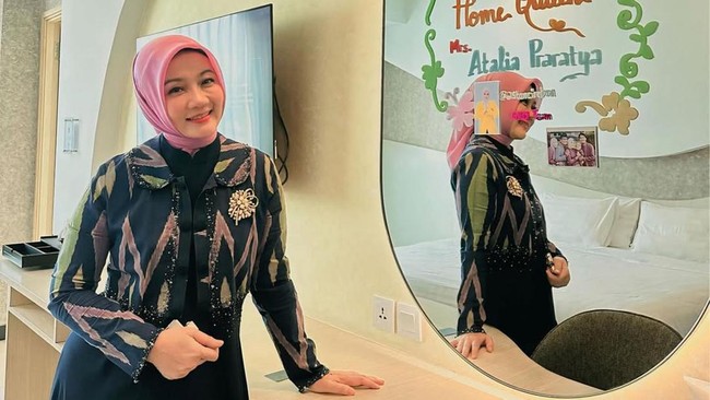 Atalia menggugat cerai Ridwan Kamil. Sidang perdana digelar di PA Bandung pada hari ini, namun keduanya tidak hadir dan hanya diwakili kuasa hukum.