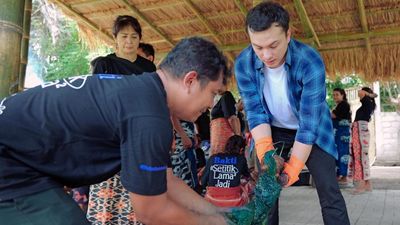 Bakti BCA dan Nicholas Saputra Dukung Penenun Warna Alam Tanah Marapu