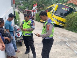 Gagal Nanjak, Bus Angkut Puluhan Santri Asal Depok Terperosok di Puncak