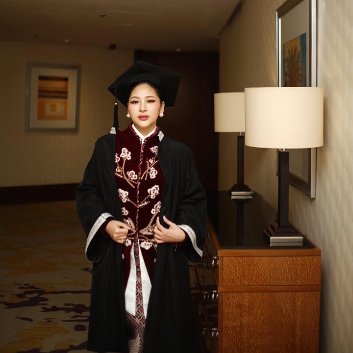 <p>Postingan itu juga diramaikan oleh ucapan selamat dari netizen. &ldquo;Selamat Cica cantik, semoga selalu sukses,&rdquo; tulis akun <em>@rilaal****.</em> &ldquo;Selamat cantik&hellip;barokallah fii ilmi,&rdquo; tulis akun <em>@lusidah****.</em> &ldquo;Madam ini memang cantik&hellip;selamat ya sukses selalu Miss Glowing,&rdquo; tulis akun <em>@minbr****.</em>&nbsp;(Foto: Instagram @cicaandjani)</p>