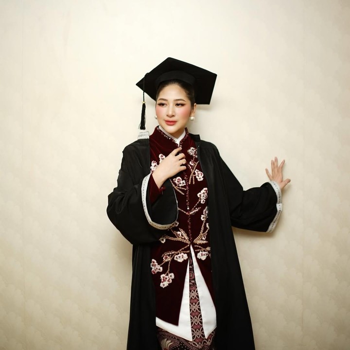 <p>Unggahan itu pun langsung ramai komentar netizen yang turut memberikan ucapan selamat untuk Cica, Bunda. &ldquo;Selamat Cica cantik, semoga selalu sukses,&rdquo; tulis akun <em>@rilaal****.</em> &ldquo;Selamat cantik&hellip;barokallah fii ilmi,&rdquo; tulis akun <em>@lusidah****. </em>&ldquo;Madam ini memang cantik&hellip;selamat ya sukses selalu Miss Glowing,&rdquo; tulis akun <em>@minbr****.&nbsp;</em>(Foto: Instagram @cicaandjani)</p>