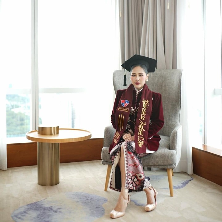 <p>Perempuan yang lahir dengan nama lengkap Khairunisa Anjani itu diketahui lulus sebagai sarjana program studi Hubungan Internasional dari LSPR Communication &amp; Business Institute Jakarta, Bunda.&nbsp;&nbsp;(Foto: Instagram @cicaandjani)</p>