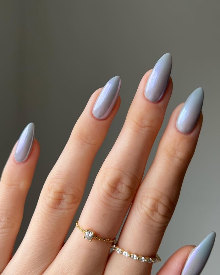Iridescent blue-grey manicure menghadirkan konsep “blizzard chic” yang modern. Warna dingin dan efek metalik menciptakan tampilan winter yang stylish./ Foto: instagram.com/thehotblend