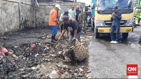 Tumpukan Sampah di Ciputat Tangsel Dibersihkan Petugas