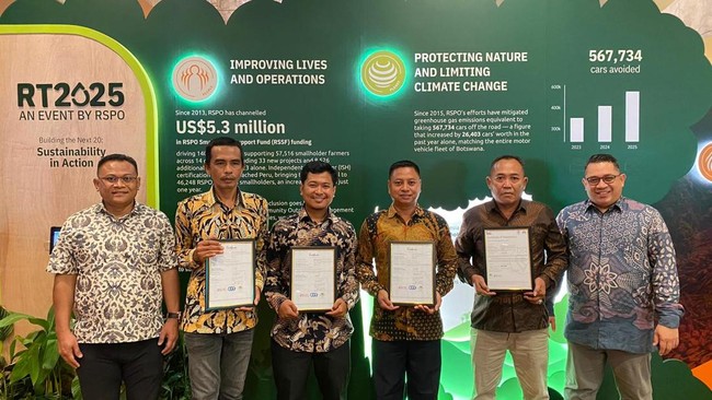 Program SMILE dikembangkan sebagai upaya untuk mendampingi petani dalam memenuhi standar sertifikasi internasional macam RSPO.