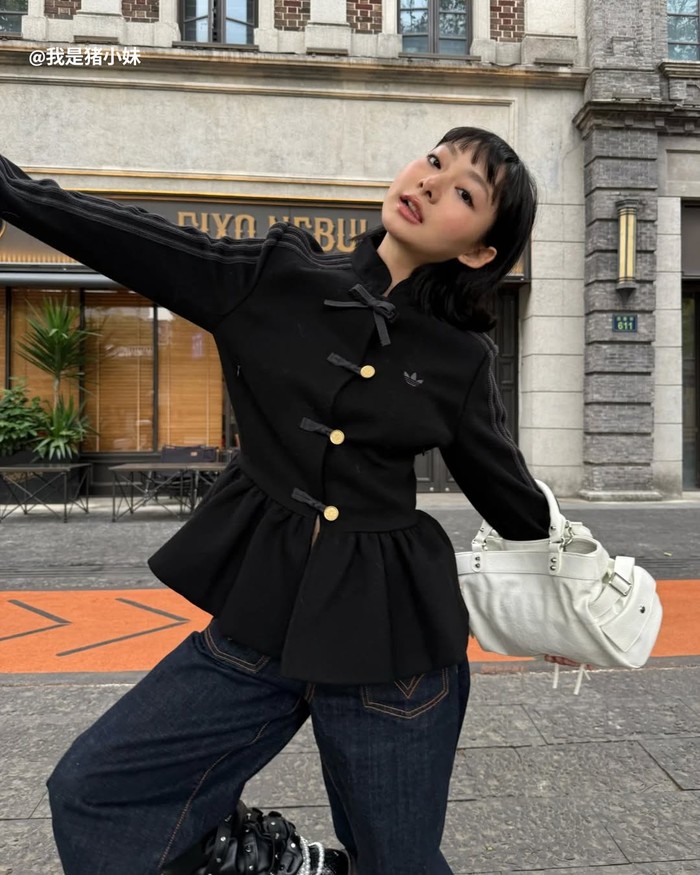 Filosofi “global genes, local innovation” menjadi fondasi utama koleksi ini. Adidas China membuktikan bahwa brand global bisa beradaptasi secara autentik dengan budaya lokal./ Foto: instagram.com/radii_media