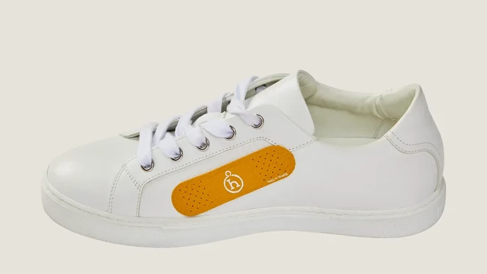 Hermes Band-Aid Accessory dijual seharga Rp3,2 juta. Dalam satu set terdiri dari 3 varian warna terbuat dari kulit.