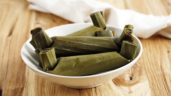 Lontong yang lembut, padat, dan tidak mudah hancur adalah ciri lontong yang berhasil. Berikut cara membuat lontong daun pisang yang kenyal.