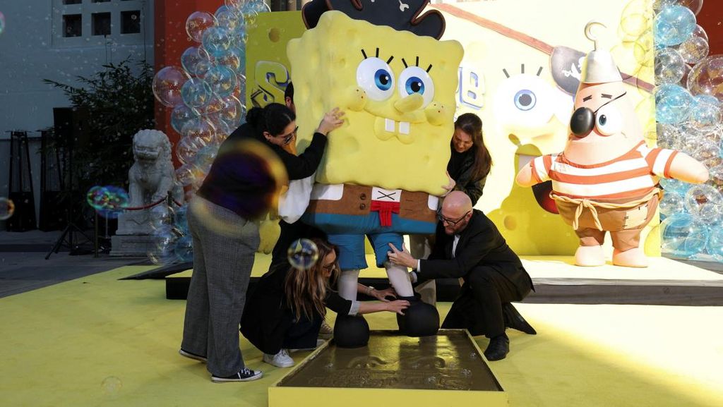 FOTO: Tangan dan Jejak Kaki SpongeBob Diabadikan di Hollywood