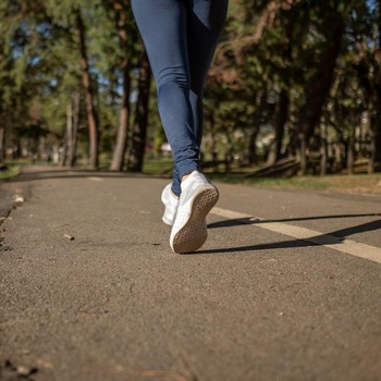 Kapan Waktu Terbaik Jogging? Ini Perbedaan Manfaat Lari Pagi dan Sore Hari