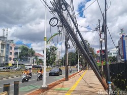 Kabel Menjuntai hingga Tiang Miring di Tebet Jaksel, Warga Khawatir