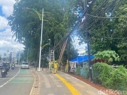Kabel yang Menjuntai Sampai Tiang Miring di Tebet Jaksel Mulai Dirapikan