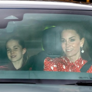 Mother-Daughter Moment, Kate Middleton dan Putri Charlotte Matching Outfit di Pre-Christmas Lunch