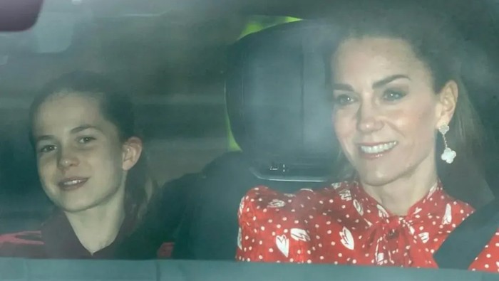 Mother-Daughter Moment, Kate Middleton dan Putri Charlotte Matching Outfit di Pre-Christmas Lunch