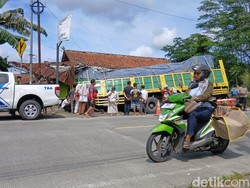 Truk Rem Blong Gasak Bus-2 Motor di Ajibarang Banyumas, 1 Orang Tewas