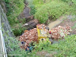 Sopir Ngantuk, Truk Muatan Snack Terjun ke Sungai Mandan Wonogiri