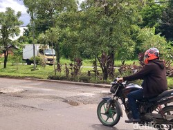 Duh, Lubang di Jalan HM Noerdin Pandji Palembang Sering Picu Laka